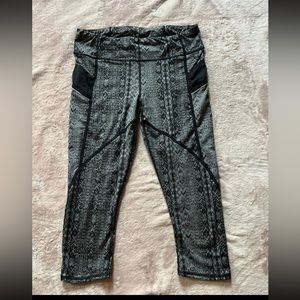 ATHLETA‎ Prisma Stride Black Gray Capri Cropped Leggings Workout Pants Size M
